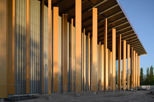 Photographie du Parc des expositions de Strasbourg, colonnes en bois