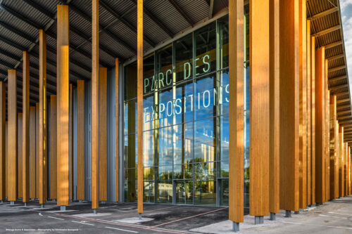 Photographie du Parc des expositions de Strasbourg, façade avec nom du bâtiment